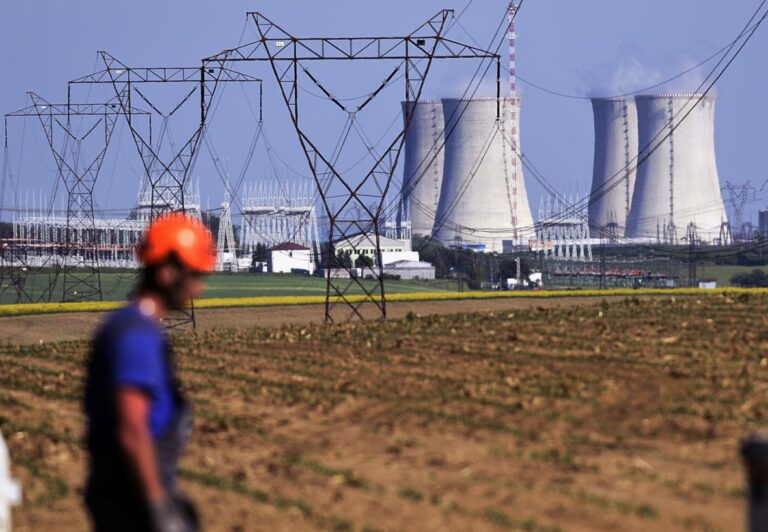 Sněmovna z dostavby Dukovan vyloučila firmy z Ruska a Číny. Bezpečnostní dotazník pro uchazeče je hotov