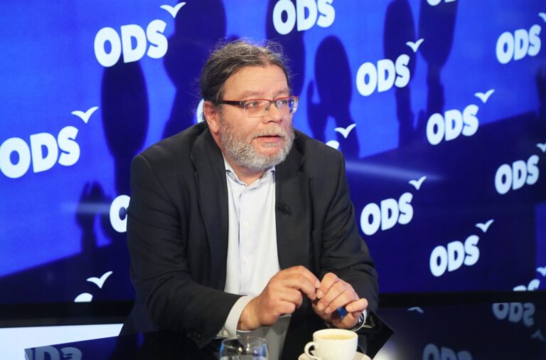 Pro rezoluci o Babišovi jsem hlasoval se skřípěním zubů, říká Vondra. Vadí mu narážky na českou justici