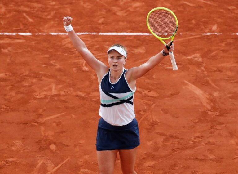 Krejčíková odvrátila mečbol a zahraje si o grandslamový titul