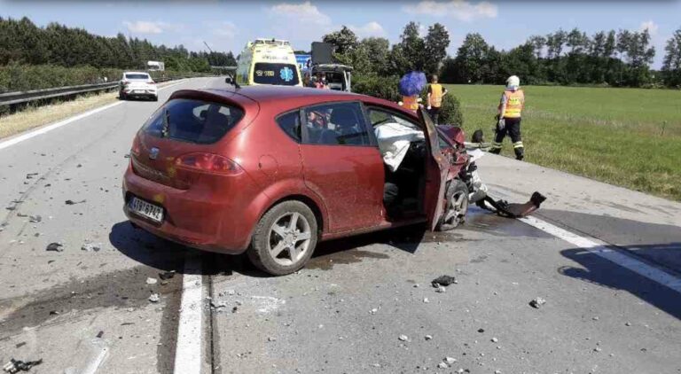 Popraskaná dálnice D35 zapříčinila nehodu pěti aut, zůstane uzavřená nejméně týden. Zraněno je 10 lidí