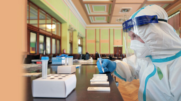 Centra stále tápou, jak hlídat testy zdarma. Doporučený mají pomalý registr