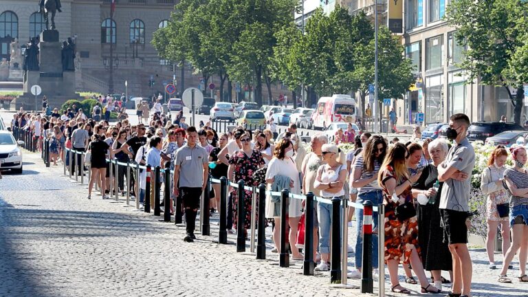 Lidé chodí do obchodů jako na výstavy, říká psycholožka o frontách na oblečení