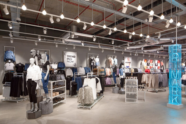 Češi už nemusí za Primarkem do Německa. Značka otevírá první obchod v Praze