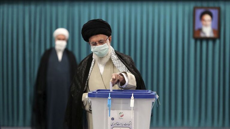 Írán si volí nového prezidenta. Očekává se nižší účast i kvůli nespokojenosti s ekonomickou situací v zemi