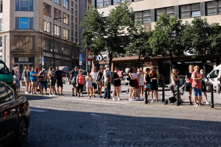 Otevření prodejny Primark v Praze si dnes nenechaly ujít stovky lidí