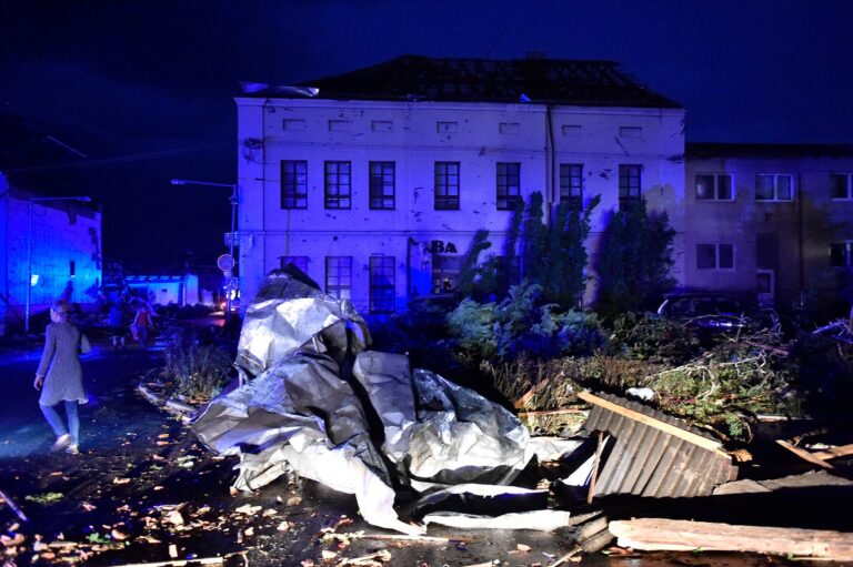 Jižní Moravu zasáhly bouře a tornádo, nejméně jedna oběť, až 200 zraněných