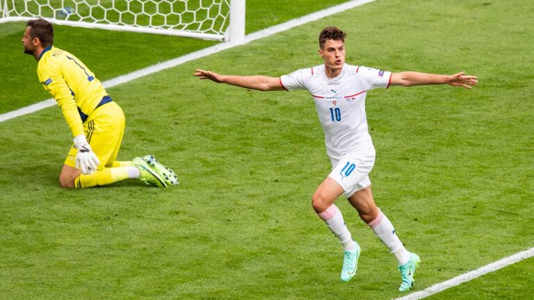 Čeští fotbalisté vstoupili do Eura výhrou 2:0 nad Skotskem