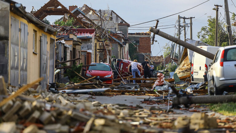 Důležité je, aby lidé cítili podporu nejen v prvních hodinách, říká starosta Lužic, které zasáhlo tornádo