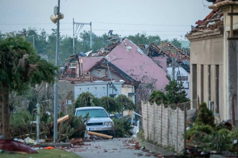 Bouře poničila obec Stebno na Lounsku, podle odborníků byla extrémně silná