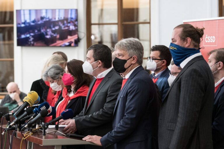Po hlasování o nedůvěře se ulevilo Babišovi i opozici, píšou české deníky