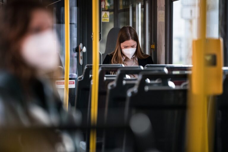 Čeká některé regiony další rozvolnění? Vláda bude v pondělí jednat o konci roušek a testování ve firmách