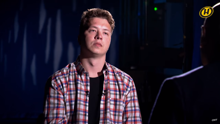 Pratasevič se v běloruské televizi ‚přiznal‘ k organizování protestů. ‚Zlomili ho,‘ říká jeho otec