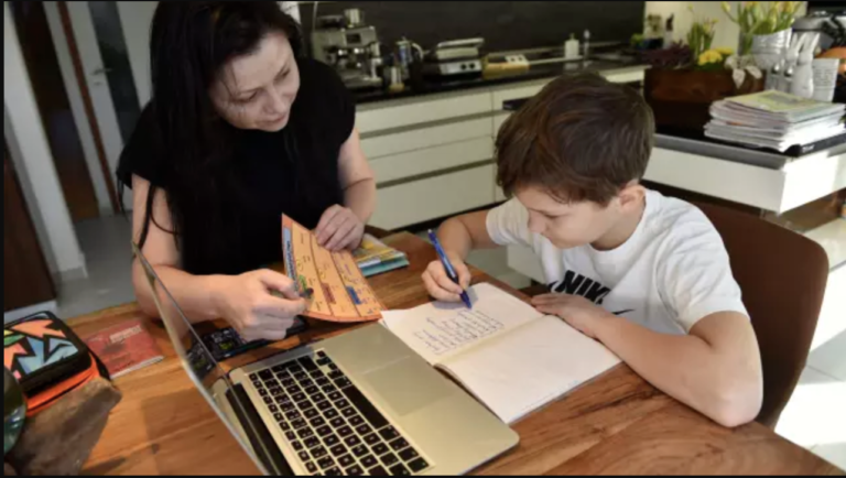 „Nemám to zapotřebí, dítě budu učit sám.“ Ze zvláštnosti se stává trend