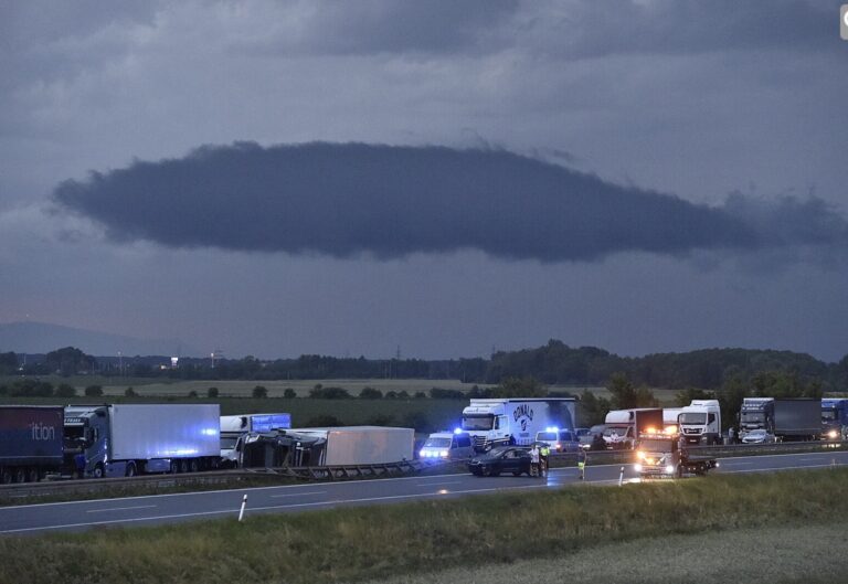 Kvůli bouřím stojí nyní 14 železničních tratí, na D2 vyrazily týmy ŘSD
