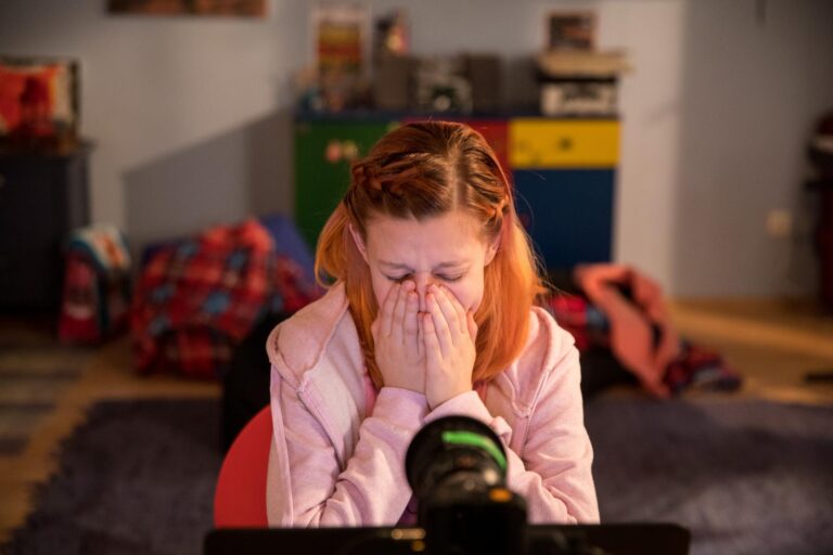 Boj proti šíření dětského porna online má trhliny. Facebook by mohl sledovat i ‚běžný‘ sexting lidí