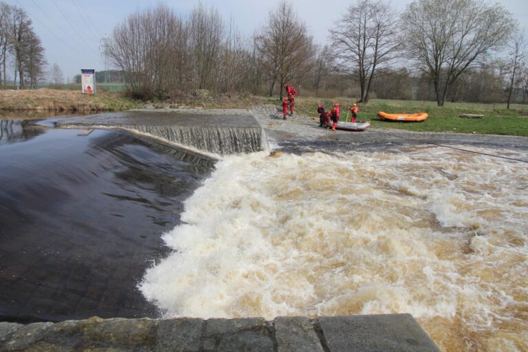 Na jezu u Českého Šternberka se převrátila člun. Jeden člověk utonul, šest vodáků skončilo v nemocnici
