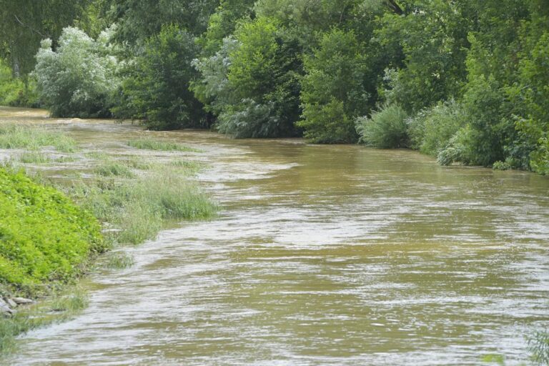Na Havlíčkobrodsku v noci přetekla hráz rybníku, 20 lidí evakuováno