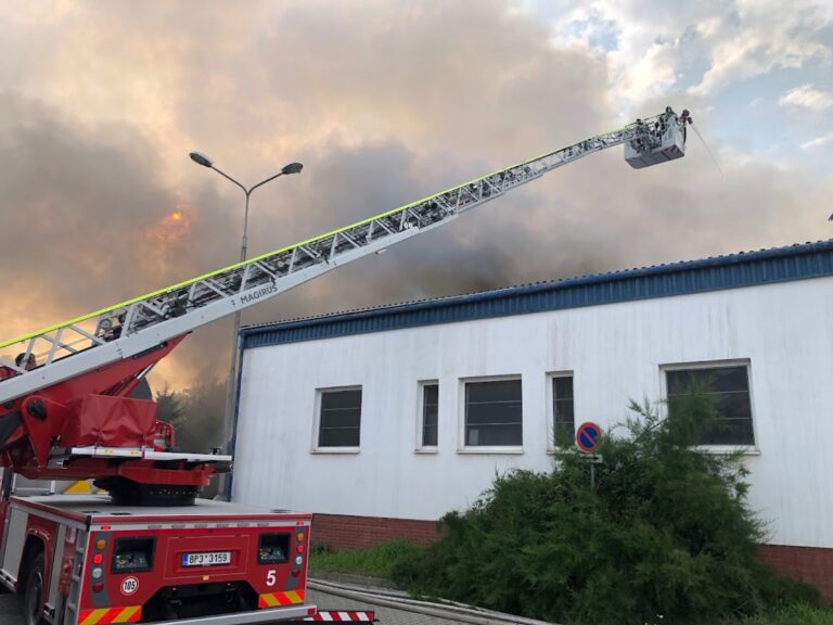 Hasiči stále dohašují požár haly v Uhříněvsi, hořet začalo v neděli