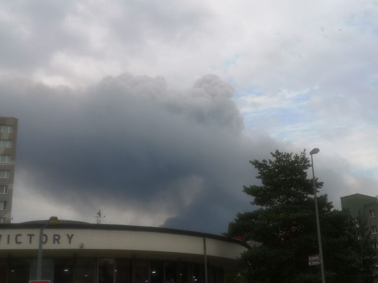 V pražské Uhříněvsi hoří hala, hasiči zatím požár nemají pod kontrolou