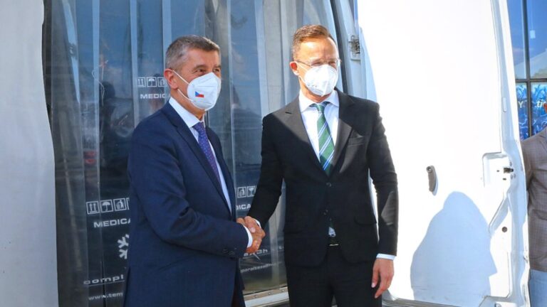 Maďarsko předá Česku dalších 100.000 dávek vakcíny proti covidu