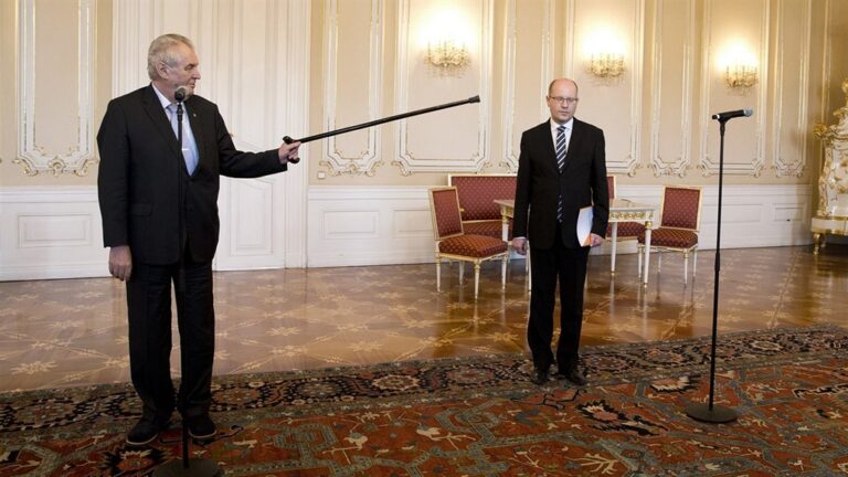 Expremiér Sobotka po 32 letech opustil ČSSD. Jednoduše. Nezaplatil příspěvky