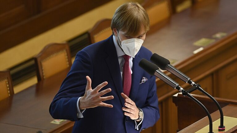 Testy kvůli cestování si budou lidé hradit již na podzim, varoval Vojtěch