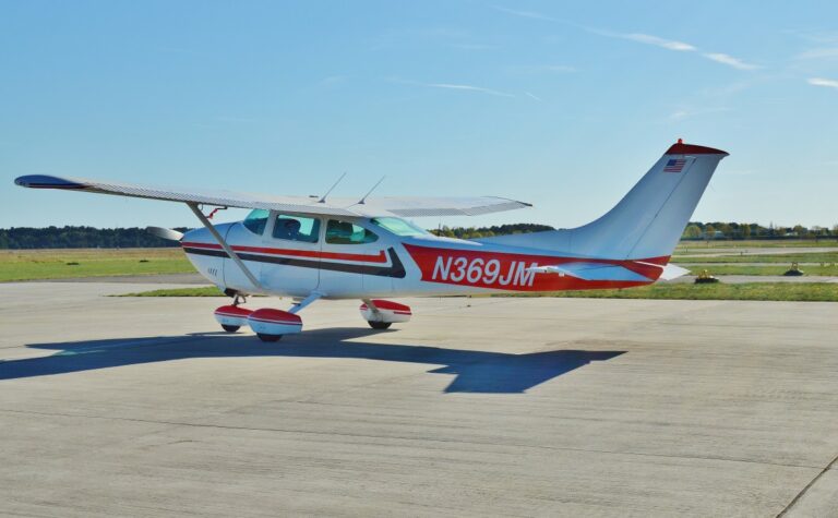V Dolním Benešově havarovalo při vzletu letadlo, čtyři lidé se zranili