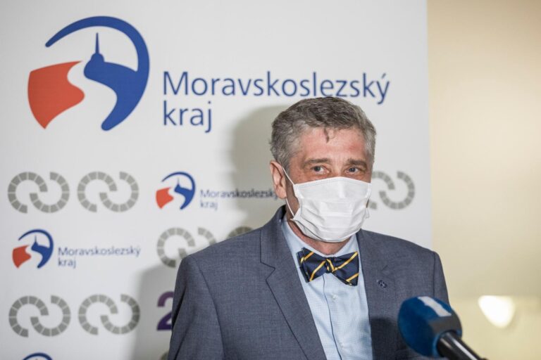 Dávky jsou příliš komfortní, nenutí lidi pracovat, říká hejtman Vondrák. Snižovat je chce s pravicí