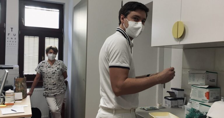 Praktici na Ústecku neví co s vakcínami. Mají jich přebytek, přitom se krátí jejich doba použitelnosti