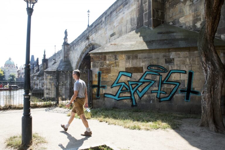 Sprejování, trhání kousků soch. Karlův most je dlouhodobě terč vandalů, varuje sdružení