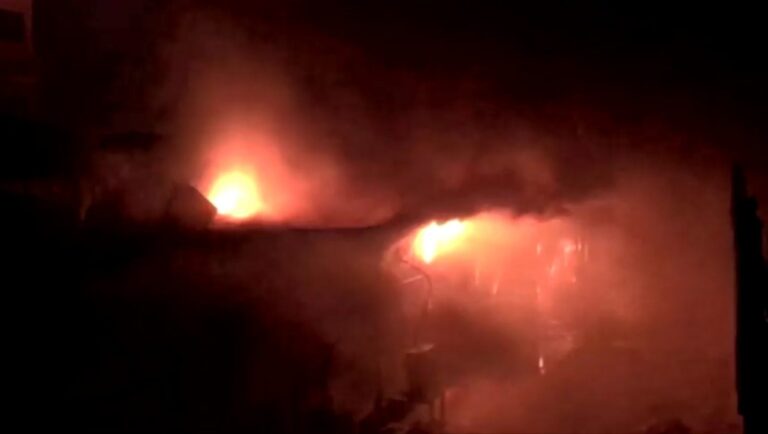 V nemocnici v jihoirácké Násiríje vypukl požár na covidovém oddělení. Zahynuly desítky lidí