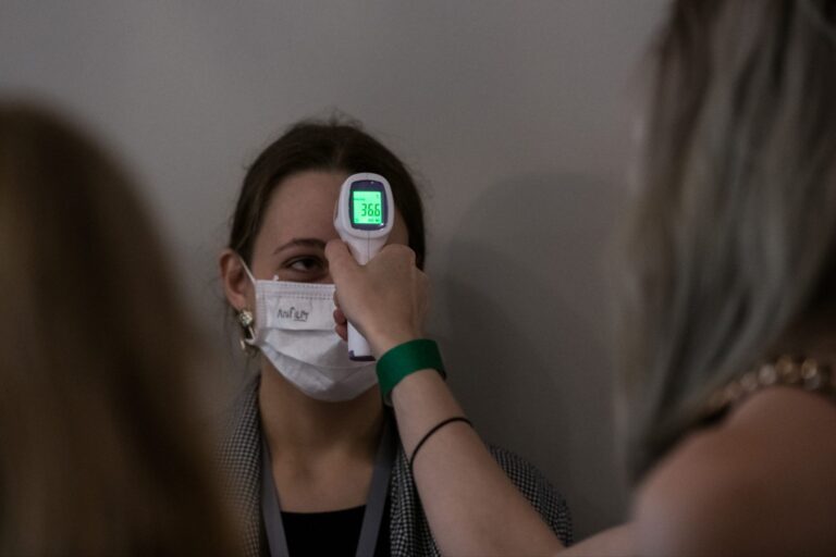 Průzkum: polovina Čechů věří, že stát je připravený na možnou další vlnu covidu-19