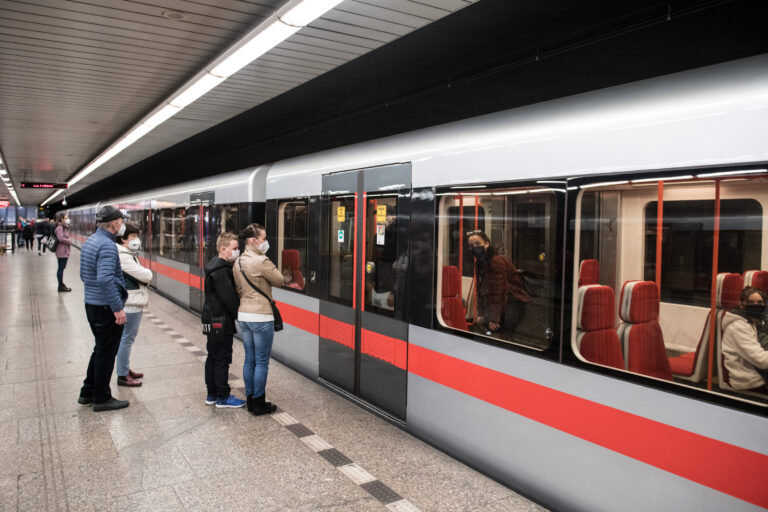 V centru Prahy nejezdí část metra C. Dopravní podnik opravuje až do víkendu pražce