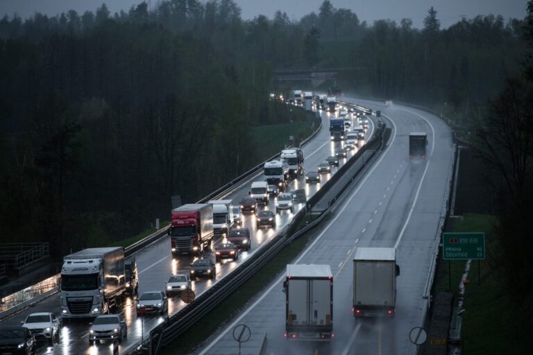 Vláda slíbila 110 kilometrů nových dálnic, otevře se jich o pět méně. Opozice kritizuje časté změny priorit