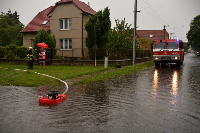 Hladiny řek po bouřkách v Česku klesají. Nejnižší povodňový stupeň bělosti zůstává na třech místech