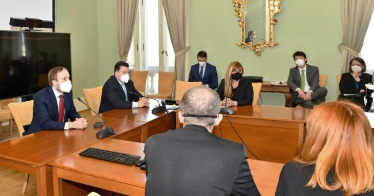 Diplomaté vyhoštění z Moskvy se zlobí. Zahraniční plat jim končí, míst je pro ně málo