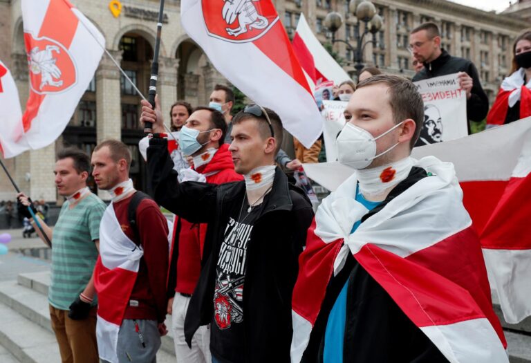 Běloruský opozičník, který se v soudní síni pokusil o sebevraždu, dostal osm a půl roku vězení