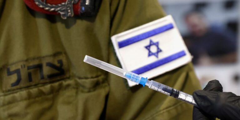Izrael začne očkovat třetí dávkou vakcíny proti covidu-19 lidi nad 40 let