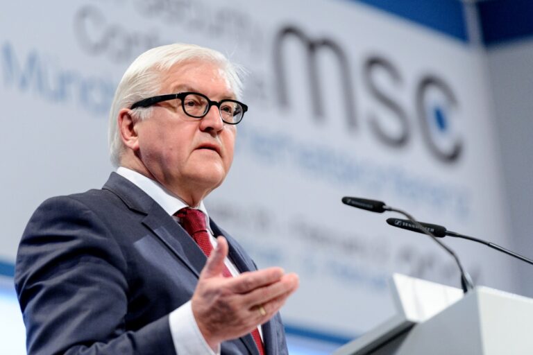 Německý prezident Steinmeier uctí v kryptě památku výsadkářů
