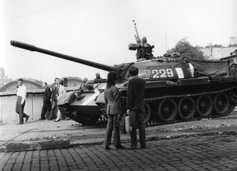 Maketa tanku T-54 připomíná v Č. Budějovicích okupaci z roku 1968