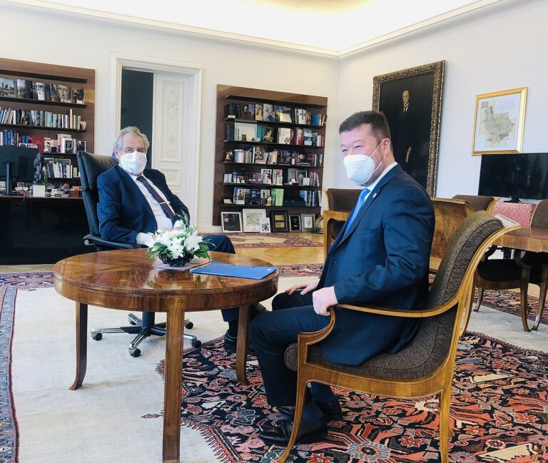 Okamura žádá Zemana o přímluvu za uznávání protilátek. Jednali i o šéfovi BIS