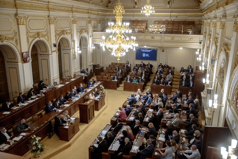 Poslance zaměstnají vládní priority pro řešení uprchlické vlny z Ukrajiny