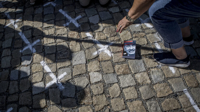 Babišovu autogramiádu v Průhonicích narušili jeho odpůrci, policie dva zadržela