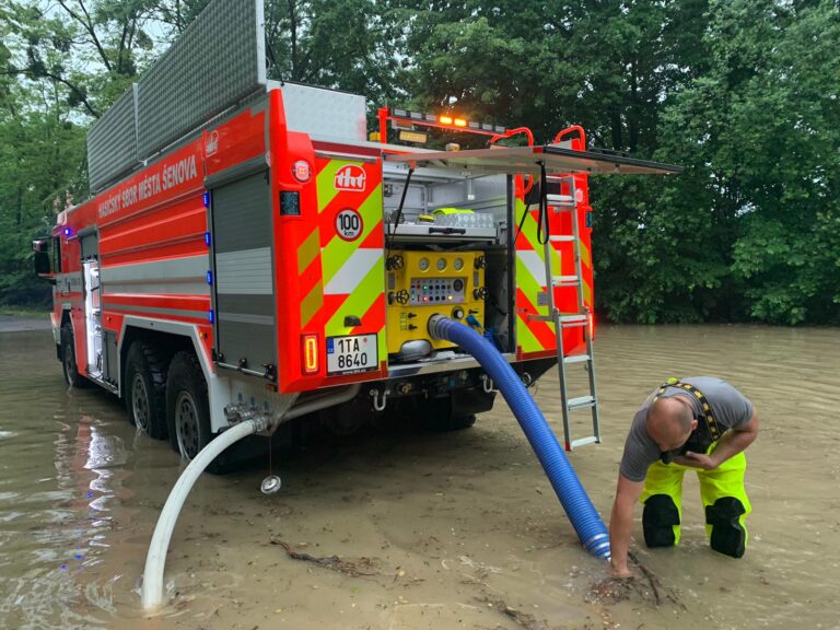 Kvůli vydatným dešťům moravskoslezští hasiči čerpali vodu ze sklepů i garáží