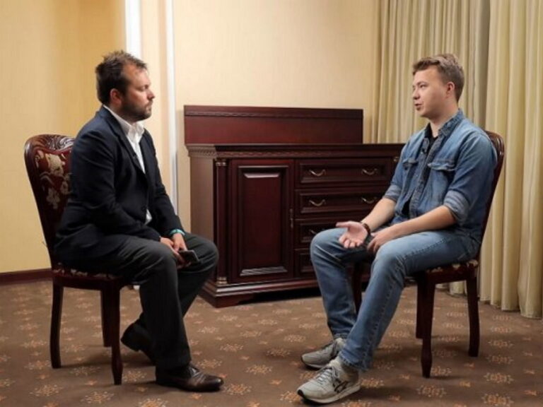 Běloruský soud poslal novináře Prataseviče na osm let do vězení