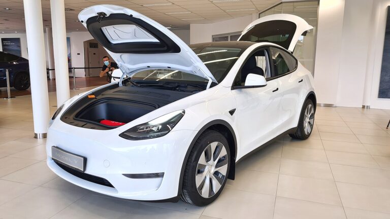 V ČR se představuje Tesla Model Y, cena začíná na 1,7 milionu Kč
