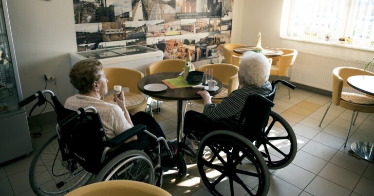 V Česku musí do roku 2050 vzniknout 28 tisíc lůžek v domovech pro seniory. Už nyní čekají i měsíce