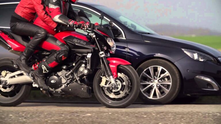 Na Jičínsku se střetl motocykl s návěsem traktoru, na místě dva mrtví