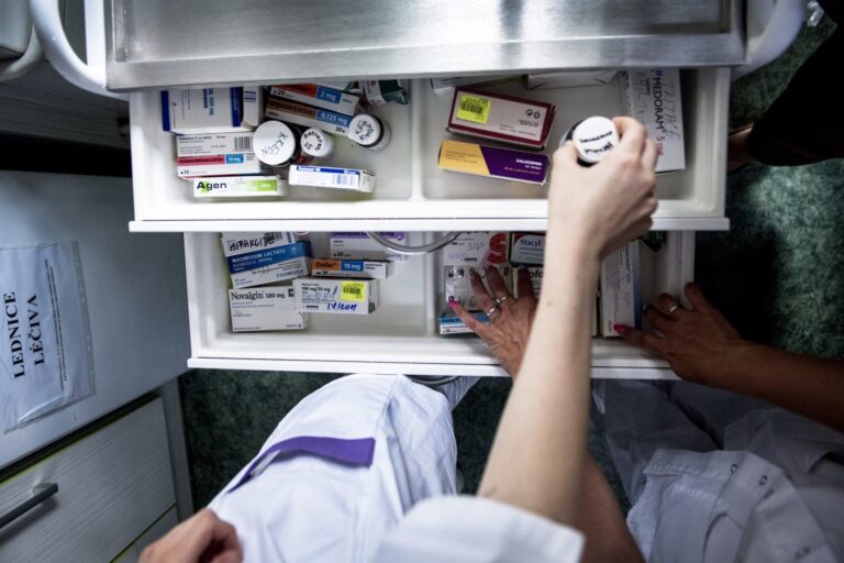 Jeden z deseti Čechů informace z internetu konzultuje s lékařem, třetina si naordinuje léky sama