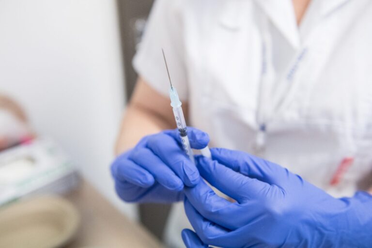 Zájem o očkování proti koronaviru v Česku klesá. Oproti červenci je poloviční